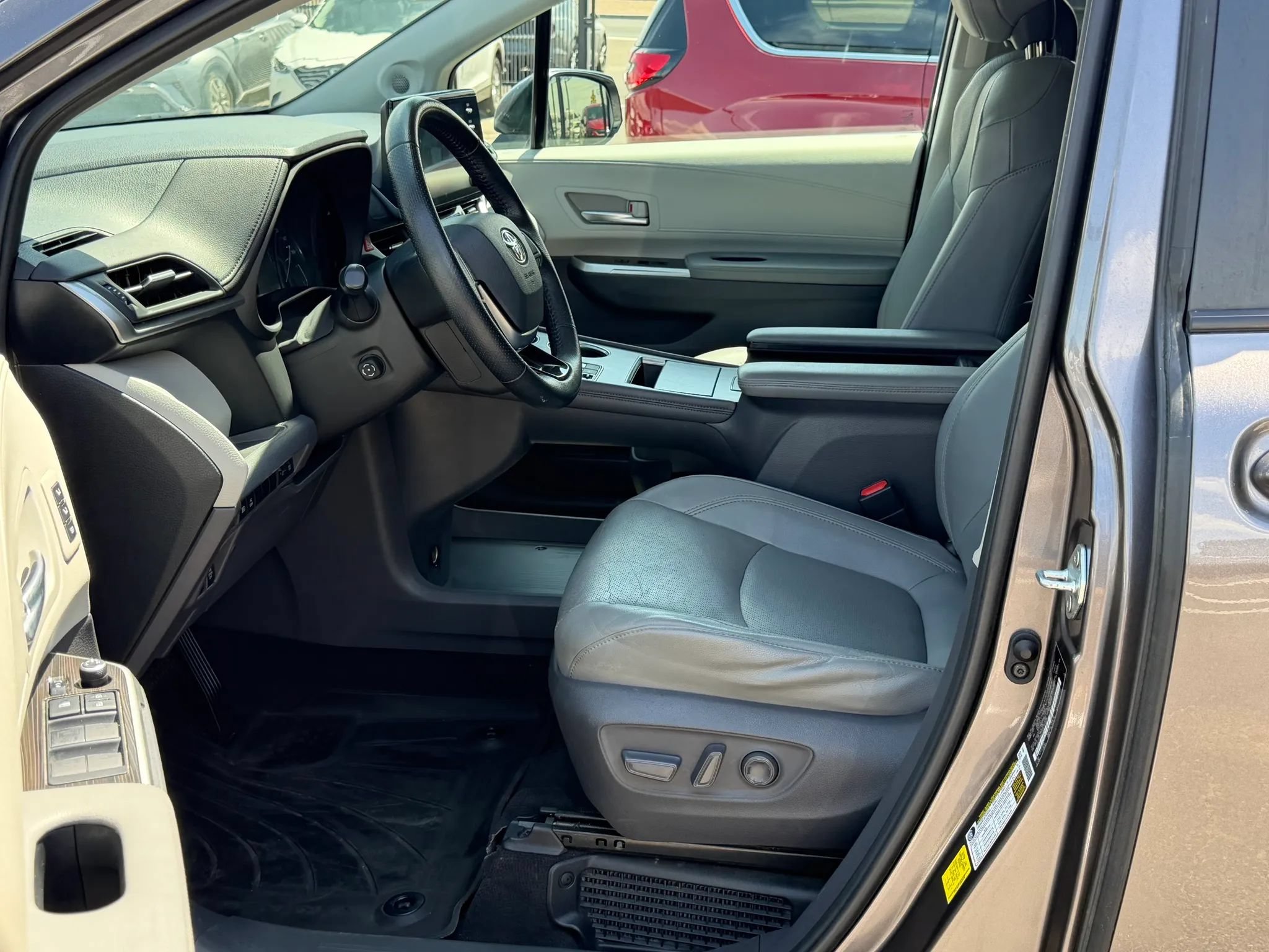 Used 2021 Toyota Sienna Limited FWD image 14