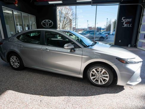 Used 2025 Toyota Camry LE image 5