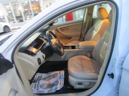 Used 2018 Ford Taurus SEL w/ Equipment Group 201A image 10