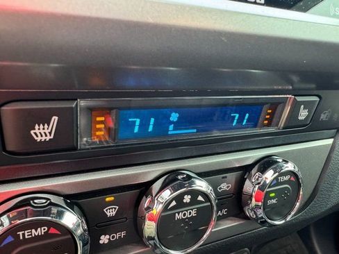 Used 2021 Toyota Tacoma Limited image 10