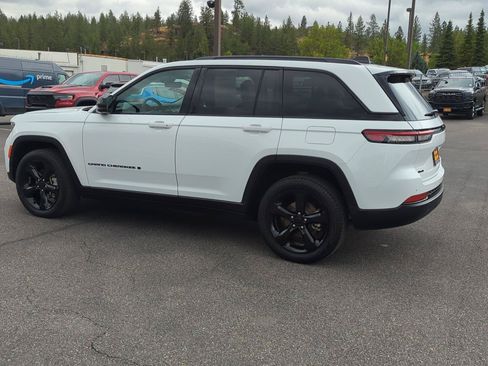 Used 2024 Jeep Grand Cherokee Limited w/ Luxury Tech Group II AWD/4WD image 4