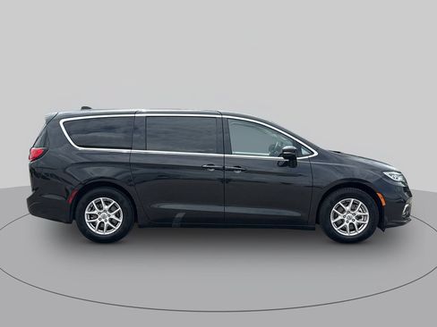 Used 2024 Chrysler Pacifica Touring-L FWD image 2