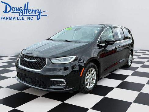 Used 2024 Chrysler Pacifica Touring-L FWD image 1