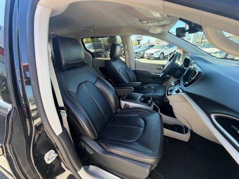 Used 2023 Chrysler Pacifica Touring-L image 10