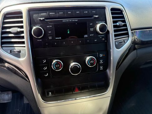 Used 2013 Jeep Grand Cherokee Laredo w/ Laredo E Group image 18