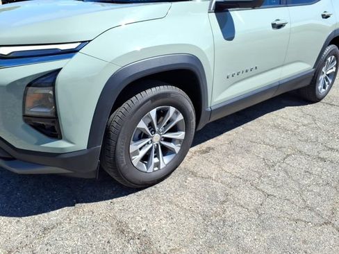 Used 2025 Chevrolet Equinox LT w/ Convenience Package II AWD/4WD image 4