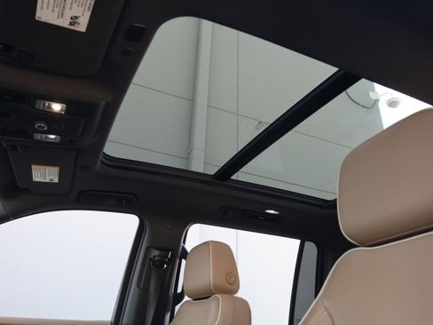 Used 2021 Chevrolet Suburban Premier w/ Premium Package image 32