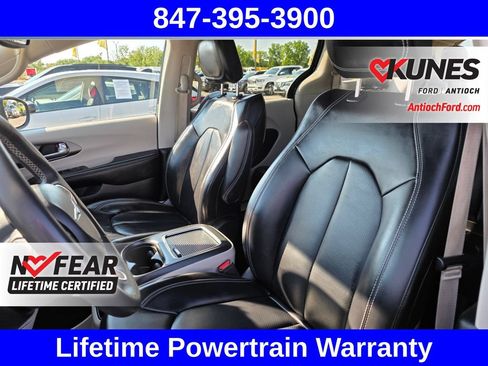 Used 2023 Chrysler Pacifica Touring-L FWD image 18