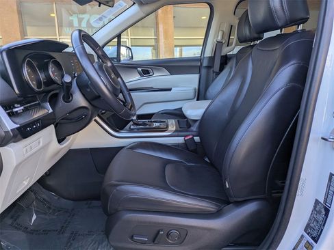 Used 2024 Kia Carnival LX image 25