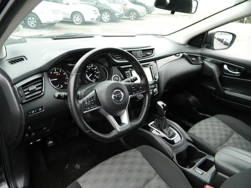 Used 2018 Nissan Rogue Sport SV w/ SV Technology Package image 11