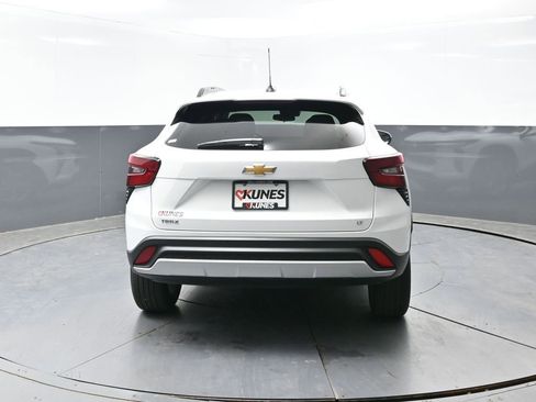 Used 2025 Chevrolet Trax LT FWD image 12