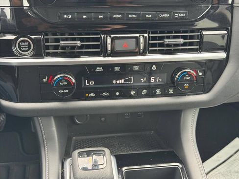 Used 2024 Nissan Pathfinder SL FWD image 21