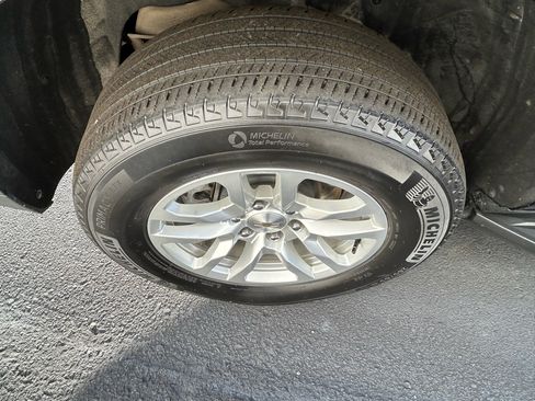 Used 2024 Chevrolet Suburban LT image 29