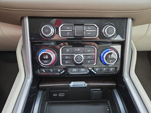 Used 2024 GMC Yukon Denali w/ Advanced Technology Package image 15