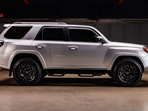 Used 2022 Toyota 4Runner SR5 image 10