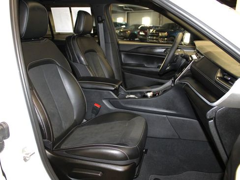 Used 2025 Jeep Grand Cherokee Altitude image 32