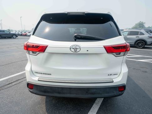 Used 2019 Toyota Highlander Plus AWD/4WD image 5