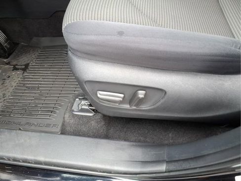 Used 2024 Toyota Highlander LE FWD image 21