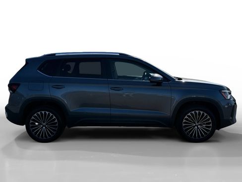 Certified 2025 Volkswagen Taos SE w/ Panoramic Sunroof Package FWD image 6