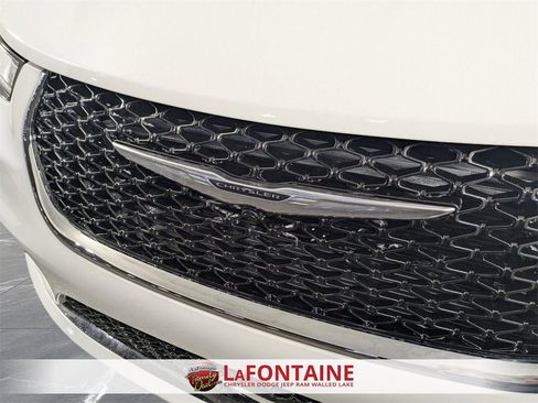 Certified 2026 Chrysler Pacifica Select image 9