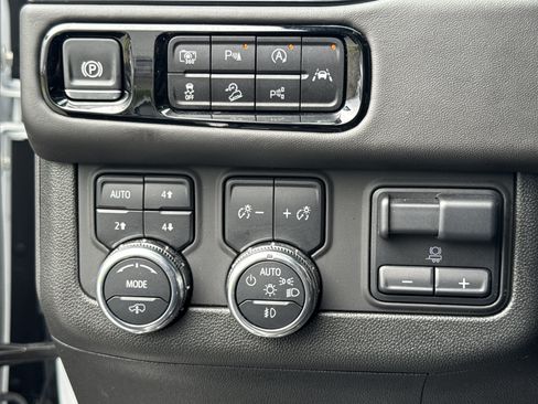 Used 2025 GMC Yukon AT4 Ultimate AWD/4WD image 20