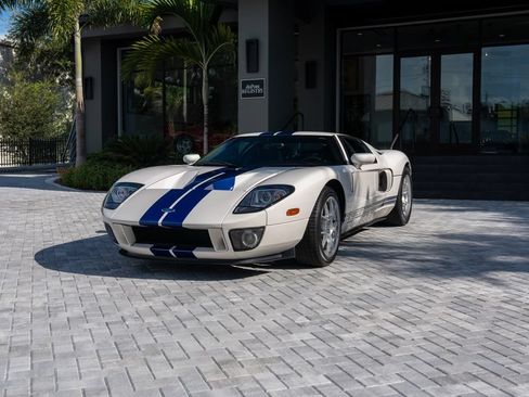 Used 2005 Ford GT RWD image 10