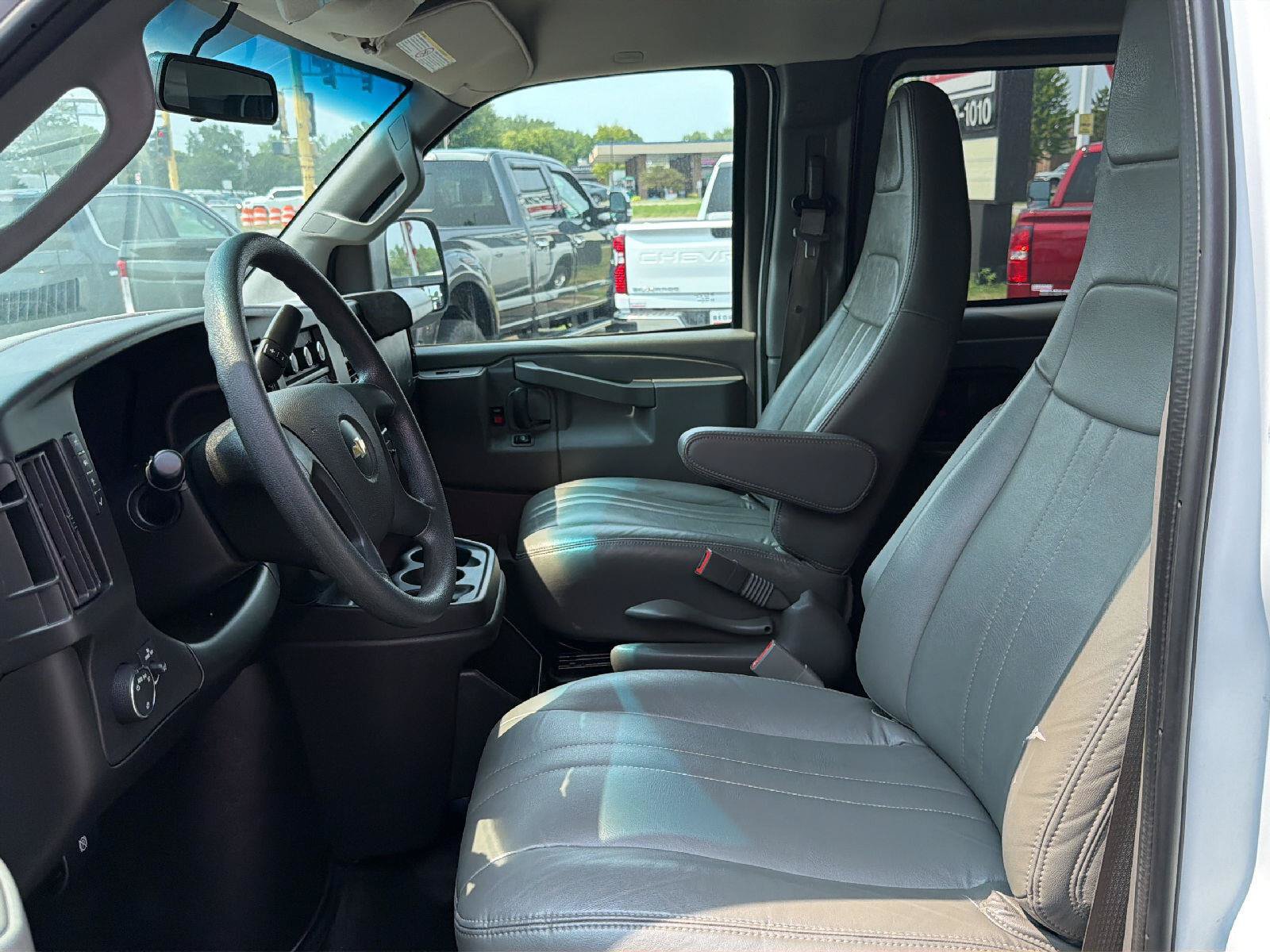 Used 2022 Chevrolet Express 2500 LS RWD image 9