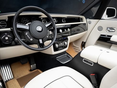 Used 2013 Rolls-Royce Phantom Drophead Coupe image 2