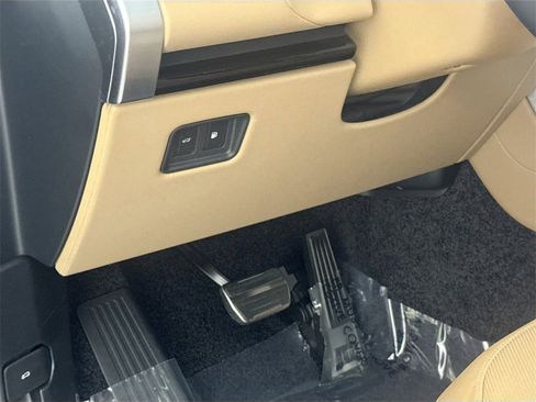 Certified 2025 Land Rover Range Rover SE image 10