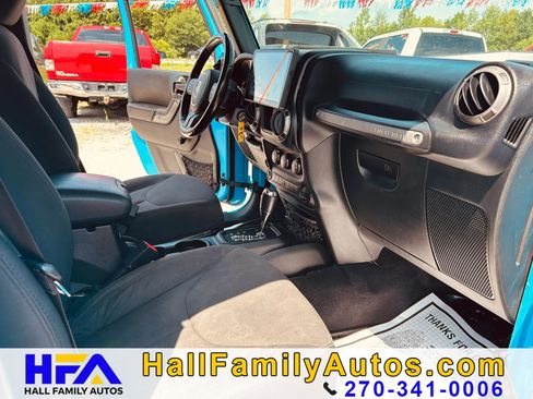 Used 2018 Jeep Wrangler Unlimited Sport w/ Connectivity Group AWD/4WD image 17