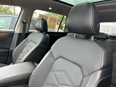 Used 2024 Volkswagen Atlas SE AWD/4WD image 22