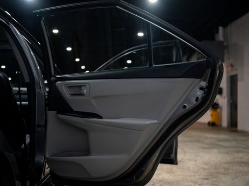 Used 2017 Toyota Camry SE image 25