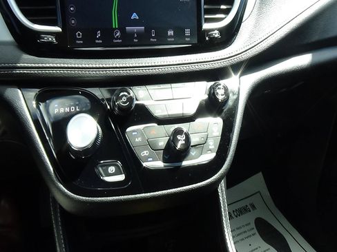Certified 2026 Chrysler Pacifica Limited FWD image 31