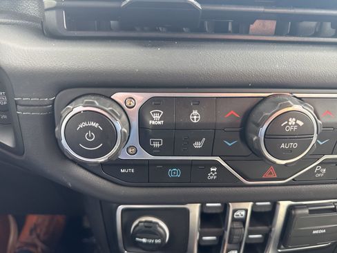 Used 2025 Jeep Wrangler Unlimited Sahara w/ Safety Group AWD/4WD image 32