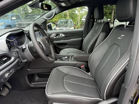 New 2026 Chrysler Pacifica Limited w/ S Appearance Package FWD image 15