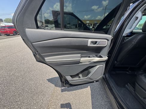 Used 2022 Ford Explorer XLT w/ Equipment Group 202A AWD/4WD image 10