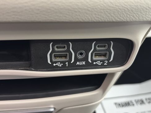 Used 2024 Chrysler Pacifica Touring-L FWD image 27