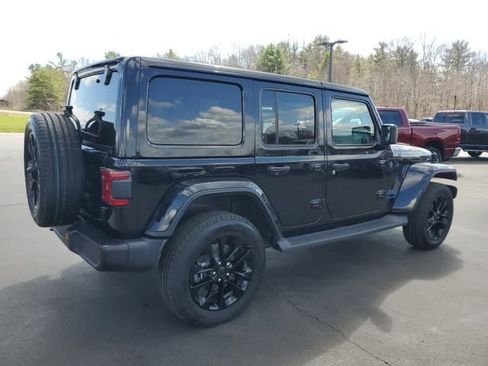 Used 2025 Jeep Wrangler Unlimited Sahara AWD/4WD image 5