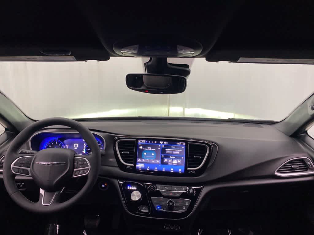 Used 2025 Chrysler Pacifica Select FWD image 11