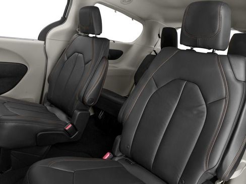 Used 2017 Chrysler Pacifica Limited image 14