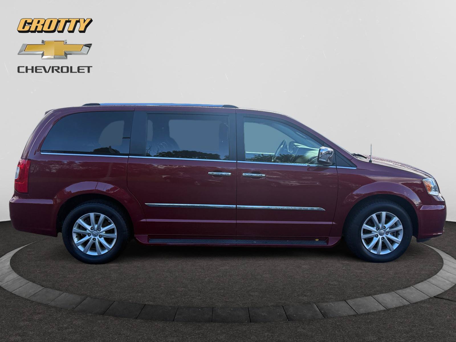 Used 2016 Chrysler Town & Country Limited Platinum FWD image 6