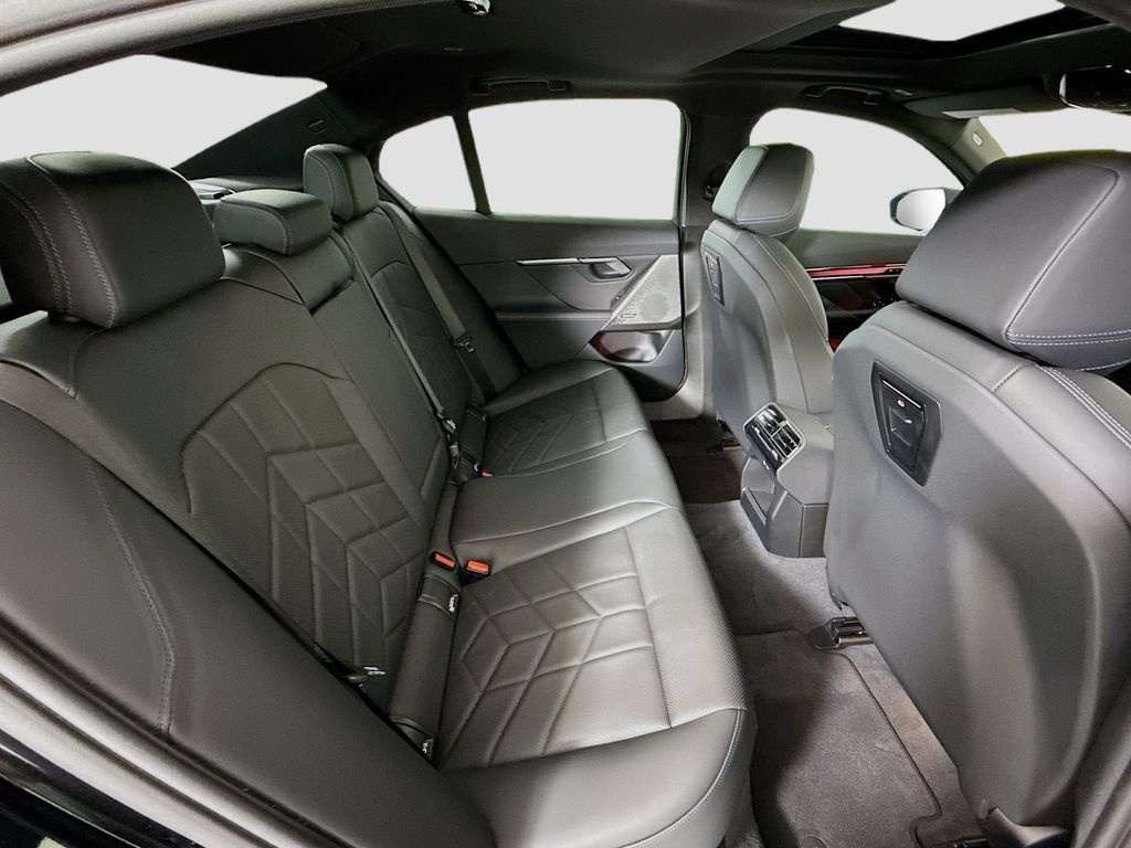Used 2025 BMW i5 eDrive40i w/ Premium Package RWD image 22