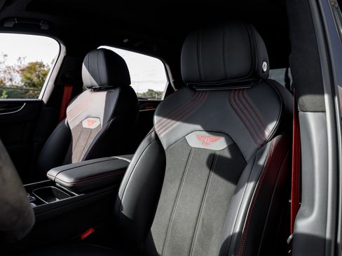 Used 2024 Bentley Bentayga image 36