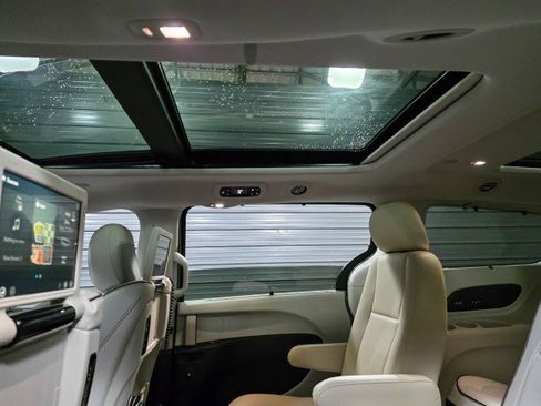 Used 2017 Chrysler Pacifica Limited image 23