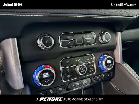Used 2023 GMC Yukon XL SLT w/ SLT Premium Package AWD/4WD image 11