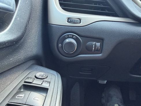 Used 2016 Jeep Cherokee Sport FWD image 17