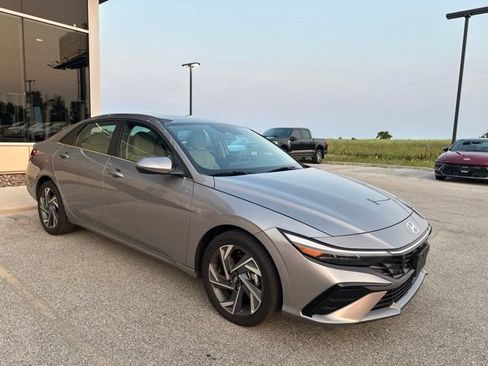 Used 2025 Hyundai Elantra Limited FWD image 1