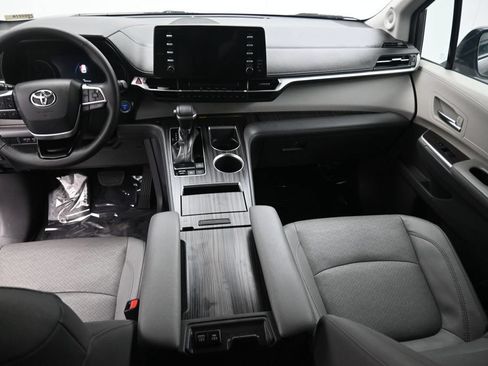 Used 2021 Toyota Sienna Limited FWD image 26