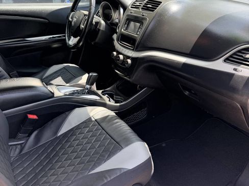 Used 2018 Dodge Journey SXT w/ Connectivity Group FWD image 3