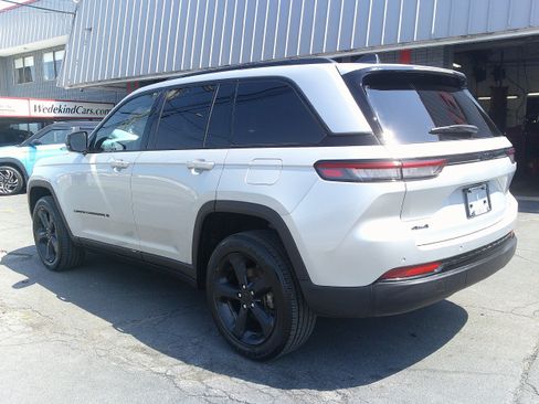 Used 2023 Jeep Grand Cherokee Altitude AWD/4WD image 5